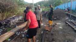 Personel Kodim 1505/Tidore dan Warga Lanjutkan Perakitan Besi Jembatan Garuda
