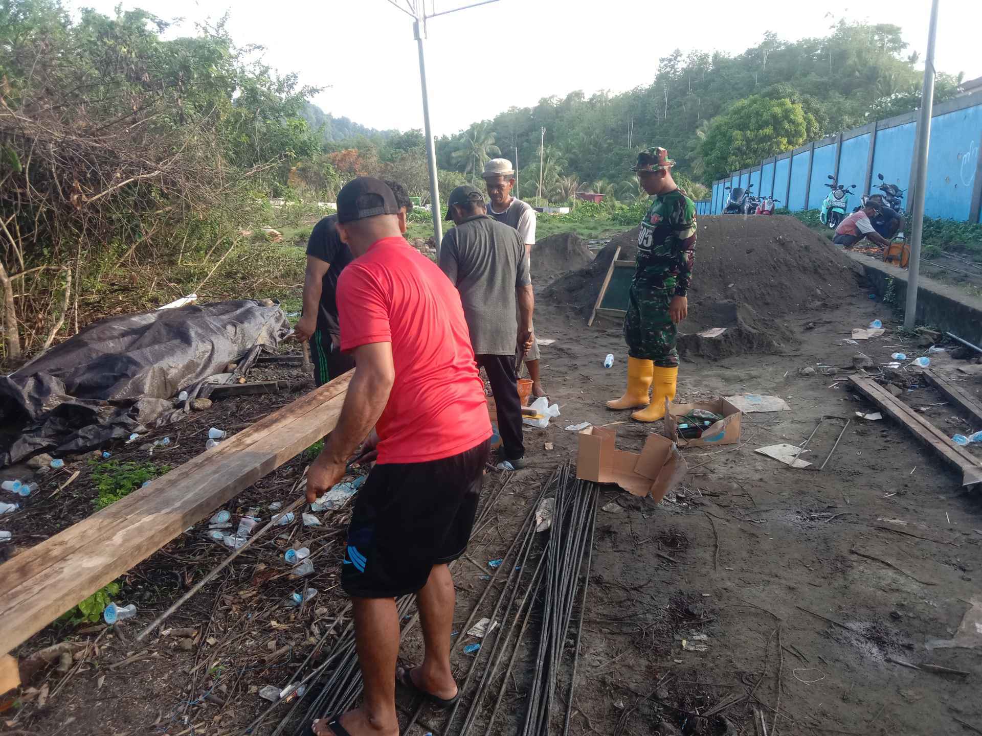 Personel Kodim 1505/Tidore dan Warga Lanjutkan Perakitan Besi Jembatan Garuda Personel Kodim 1505/Tidore dan Warga Lanjutkan Perakitan Besi Jembatan Garuda