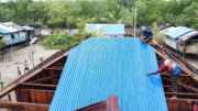 Satgas TMMD Ke-128 Kodim 1710/Mimika Genjot Pembangunan 5 Unit Rumah di Kampung Keakwa, Fokus Pemasangan Atap