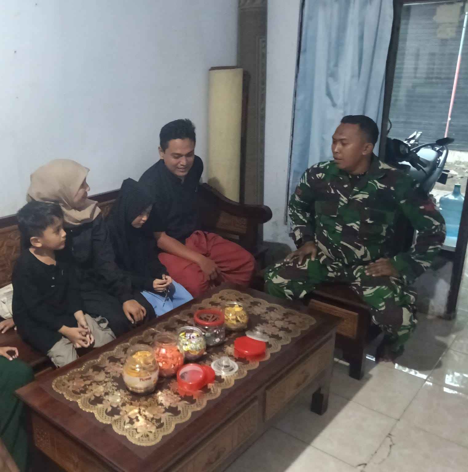 Bentuk Kedekatan Dan Rasa Kekeluargaan, Satgas Jalin Komunikasi Sosial Bersama Warga Tmmd
