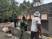 Anggota Kodim 1505/Tidore Bersama Warga Pasang Besi dan Papan Cor Jembatan Garuda Anggota Kodim 1505/Tidore Bersama Warga Pasang Besi dan Papan Cor Jembatan Garuda