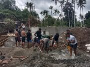 Penuh Semangat, TNI dan Warga Gotong Royong Cor Dudukan Jembatan Garuda Penuh Semangat, TNI dan Warga Gotong Royong Cor Dudukan Jembatan Garuda