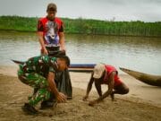 Aksi Bersih Pantai Keakwa oleh Satgas TMMD Kodim 1710/Mimika