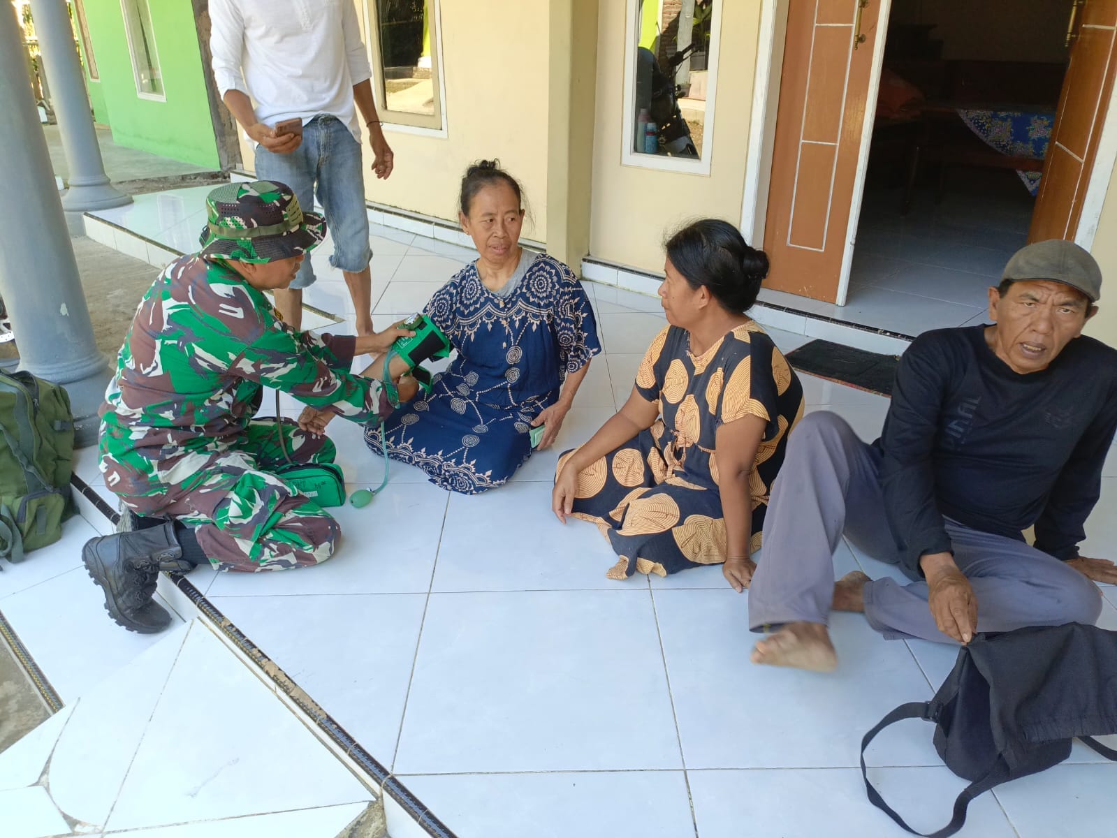 Peduli Kesehatan Warga, Tim Medis Satgas TMMD Layani Pemeriksaan Gratis