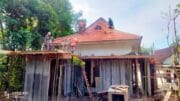 TMMD Ke-128 Fokus Selesaikan Bagian Atas Mushola di Dusun Klagin Desa Brabe