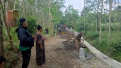 Warga Apresiasi Kinerja Satgas TMMD dalam Pemasangan Paving di Desa Brabe