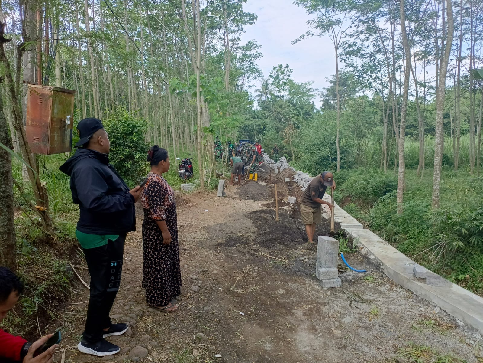 Warga Apresiasi Kinerja Satgas TMMD dalam Pemasangan Paving di Desa Brabe Warga Apresiasi Kinerja Satgas TMMD dalam Pemasangan Paving di Desa Brabe