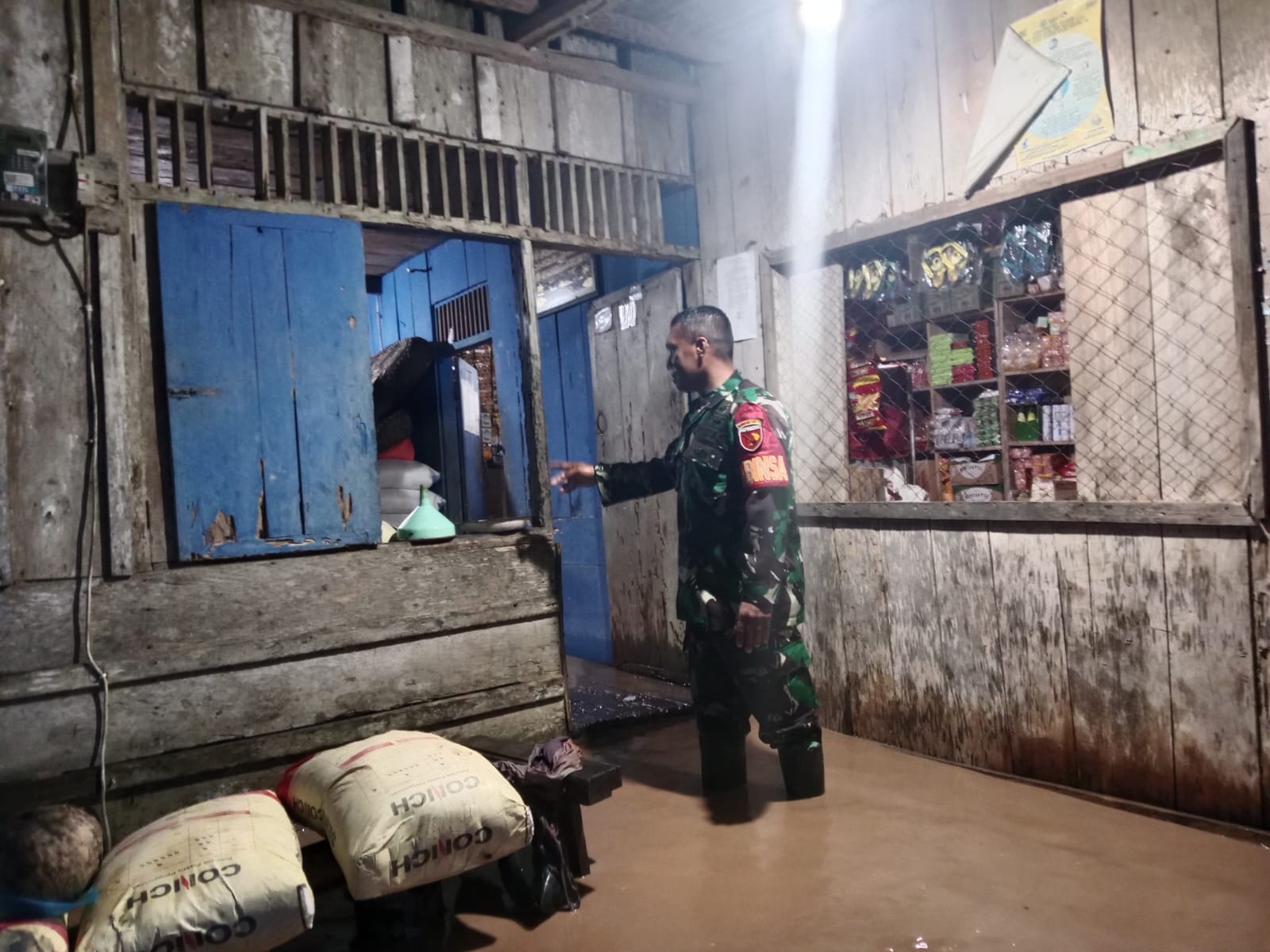Peduli Warga Binaan, Babinsa Kodim 1505/Tidore Turun ke Lokasi Banjir