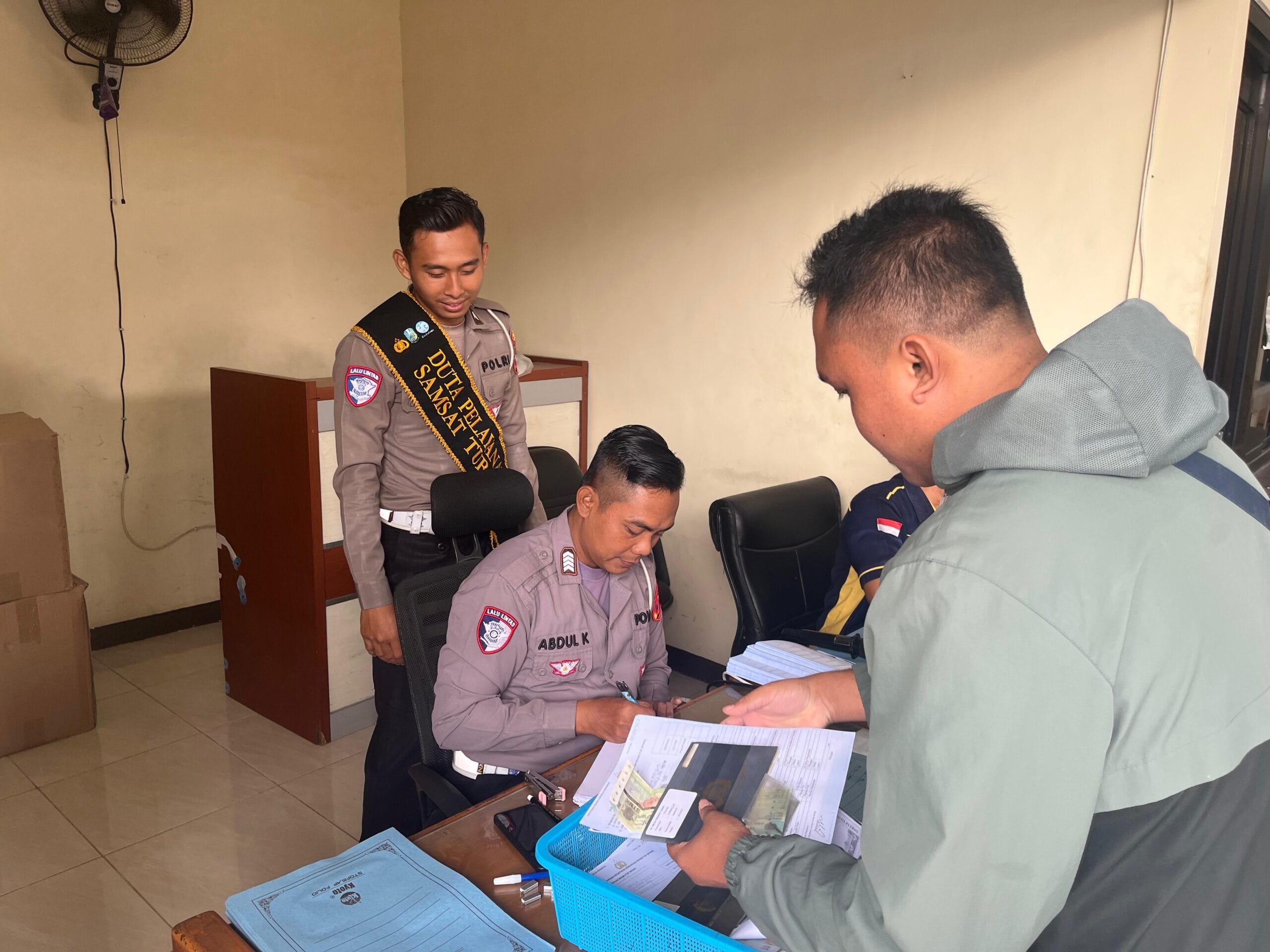 Warga Tuban Akui Lebih Paham SIM dan STNK Setelah Bertemu Polantas Tuban Warga Tuban Akui Lebih Paham SIM dan STNK Setelah Bertemu Polantas Tuban