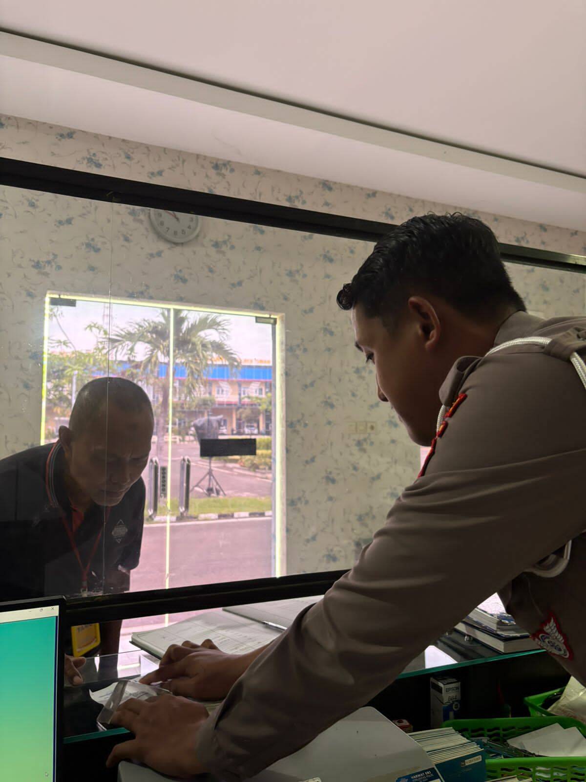 Pengendara Tuban Rela Menepi Demi Tanya BPKB ke Polantas Tuban