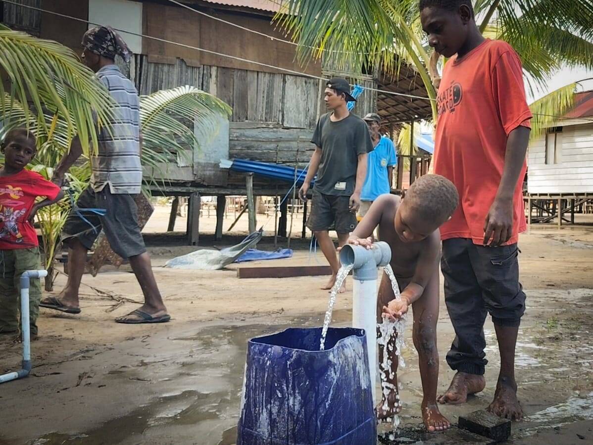 Sumur Bor Pertama Hadir di Kampung Keakwa, Warga Tak Lagi Bergantung pada Air Hujan Sumur Bor Pertama Hadir di Kampung Keakwa, Warga Tak Lagi Bergantung pada Air Hujan