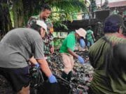 Gotong Royong Bersihkan Kali, Babinsa Timika Turun Langsung
