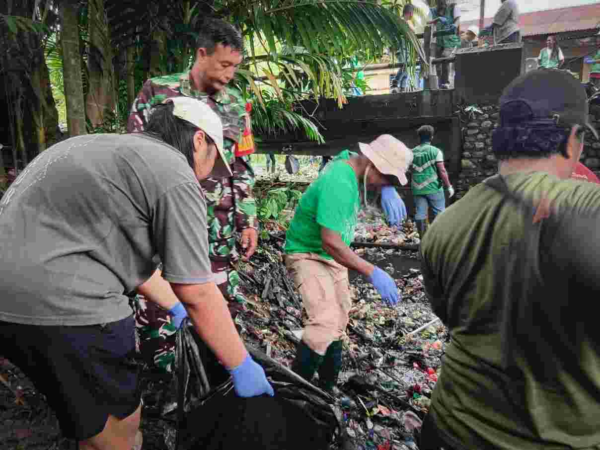 Gotong Royong Bersihkan Kali, Babinsa Timika Turun Langsung Gotong Royong Bersihkan Kali, Babinsa Timika Turun Langsung
