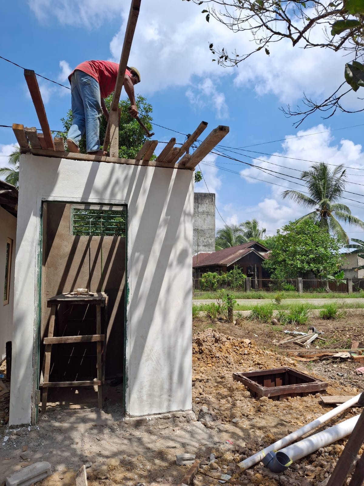 Pembangunan MCK Program TMMD Ke-128 Kodim 0908/Bontang di Desa Sidomulyo Memasuki Tahap Pemasangan Atap