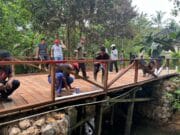 TNI dan Warga Kompak, Pembangunan Jembatan TMMD Ke-128 Kodim 0908/Bontang Memasuki Tahap Pengecatan
