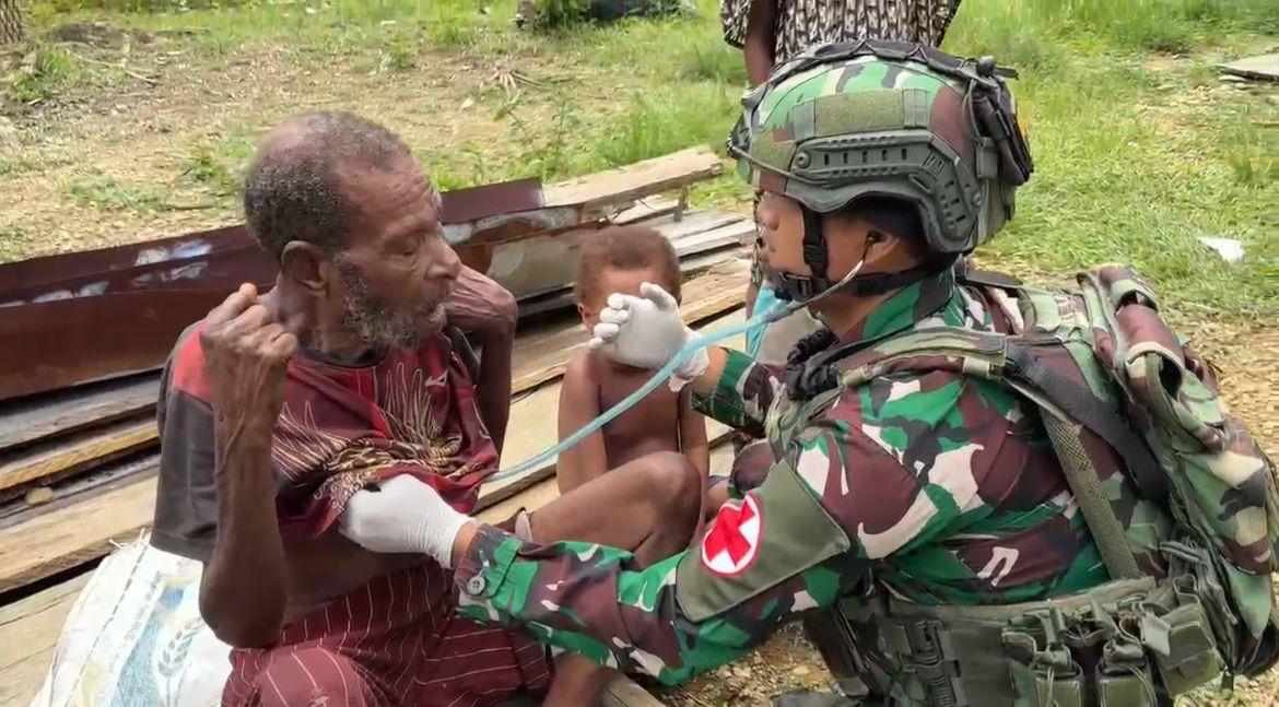 Prajurit Koops TNI Habema Serentak Berikan Pelayanan Kesehatan di Pelosok Papua