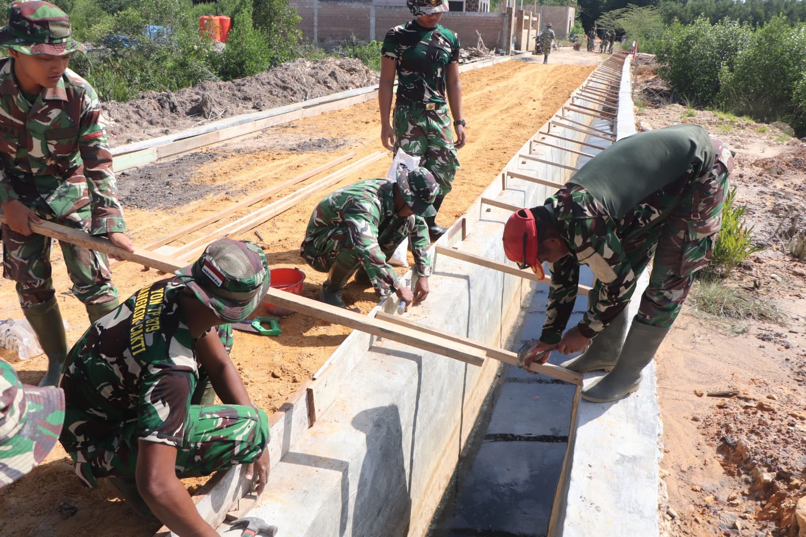 SATGAS TMMD KE-128 KODIM 0908/BONTANG KEBUT PEMBANGUNAN DRAINASE DAN BADAN JALAN