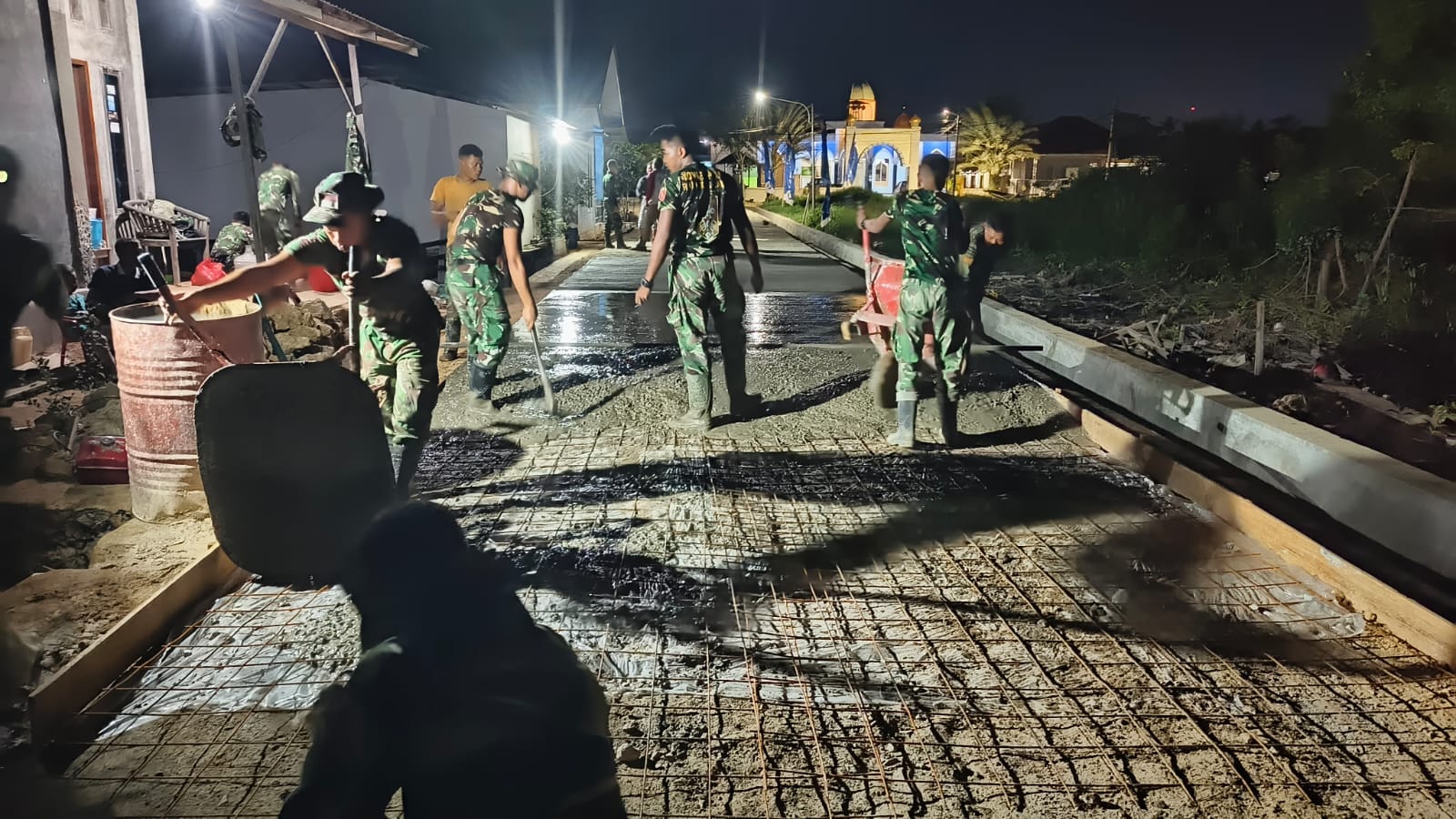 Semangat Tanpa Henti, Satgas TMMD Ke-128 Kodim 0908/Bontang Laksanakan Pengecoran Malam Hari