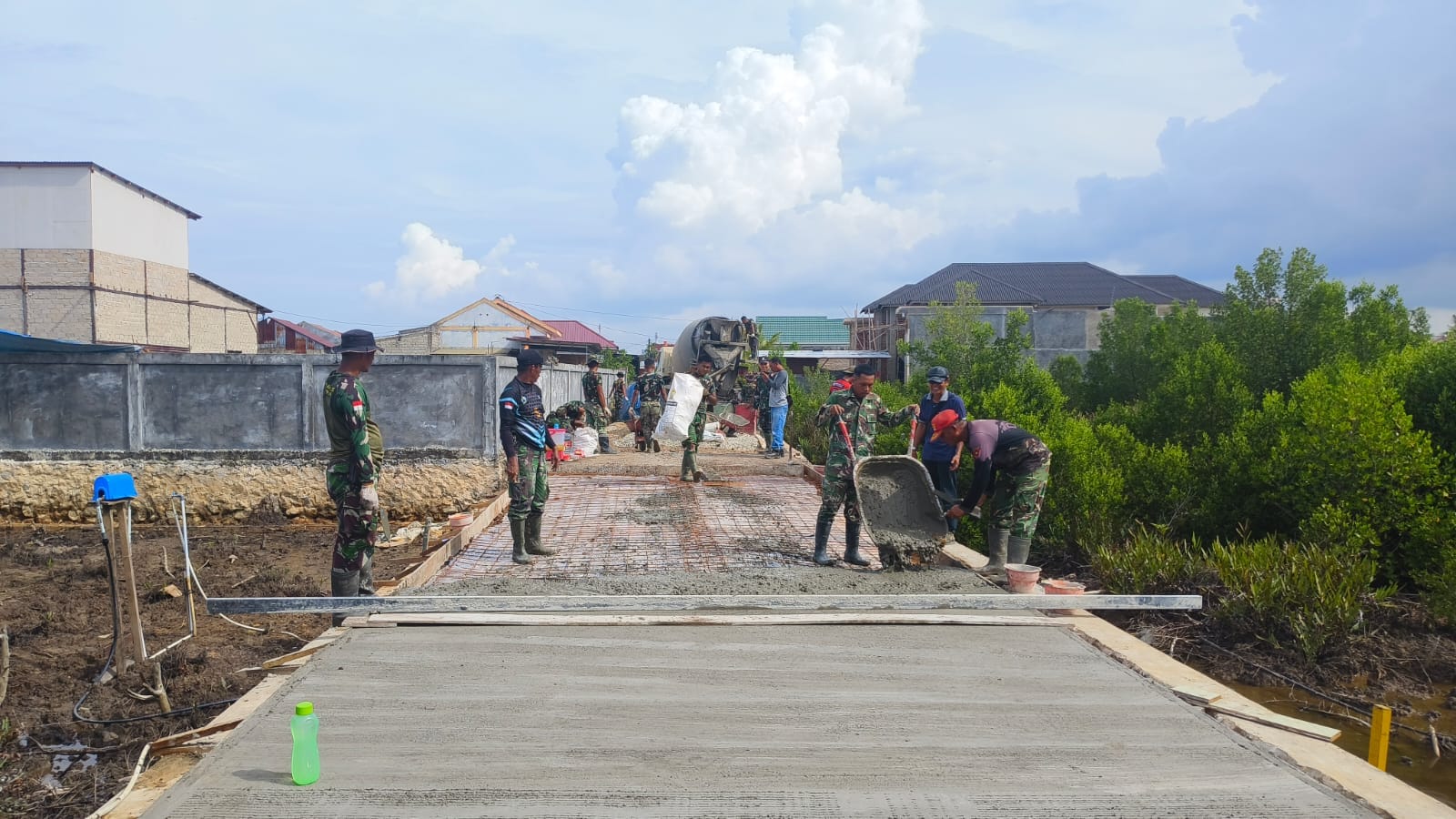 Tak Kenal Lelah, Personel Satgas TMMD Ke-128 Kodim 0908/Bontang Fokus Tuntaskan Pengecoran Jalan yang Belum Rampung Tak Kenal Lelah, Personel Satgas TMMD Ke-128 Kodim 0908/Bontang Fokus Tuntaskan Pengecoran Jalan yang Belum Rampung