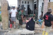 Kebersamaan Personel Satgas TMMD Ke-128 Kodim 0908/Bontang dan Warga Terjalin Hangat di Tengah Pengecoran Jalan