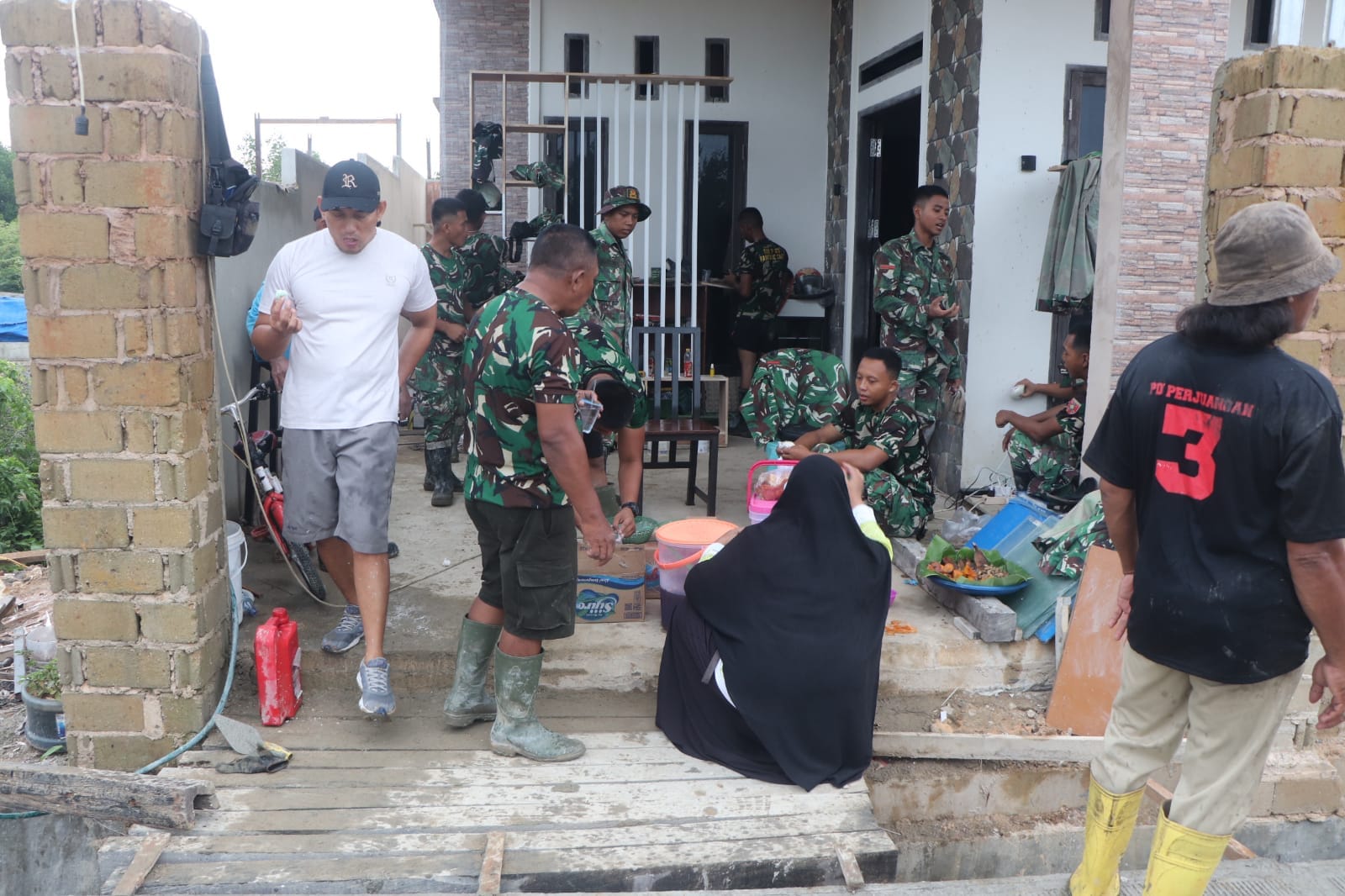 Kebersamaan Personel Satgas TMMD Ke-128 Kodim 0908/Bontang dan Warga Terjalin Hangat di Tengah Pengecoran Jalan