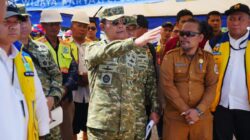 Kasum TNI Tinjau Rehabilitasi Pascabencana dan Serahkan Bantuan Air Bersih di Tapanuli Kasum TNI Tinjau Rehabilitasi Pascabencana dan Serahkan Bantuan Air Bersih di Tapanuli
