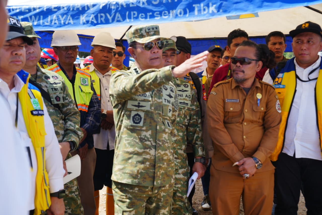 Kasum TNI Tinjau Rehabilitasi Pascabencana dan Serahkan Bantuan Air Bersih di Tapanuli Kasum TNI Tinjau Rehabilitasi Pascabencana dan Serahkan Bantuan Air Bersih di Tapanuli