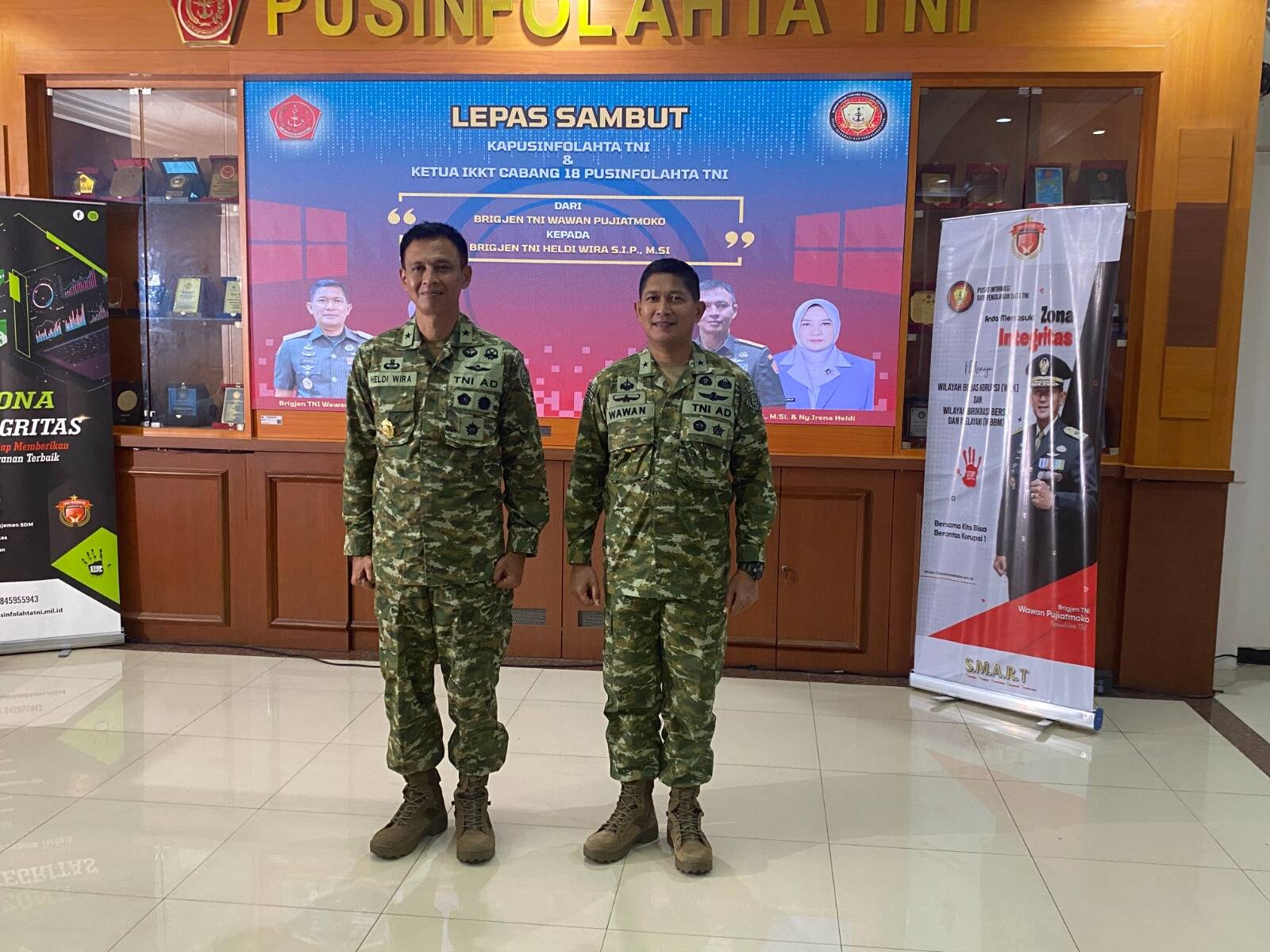 Tongkat Estafet Kepemimpinan Pusinfolahta TNI Resmi Berganti Tongkat Estafet Kepemimpinan Pusinfolahta TNI Resmi Berganti