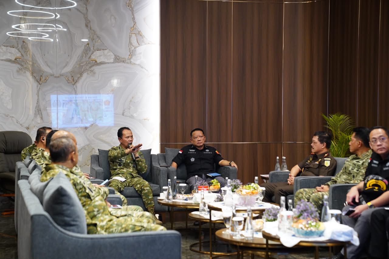 Kasum TNI Tinjau Pemeriksaan Kontainer Mineral Hasil Penindakan TNI AL di Batam Kasum TNI Tinjau Pemeriksaan Kontainer Mineral Hasil Penindakan TNI AL di Batam
