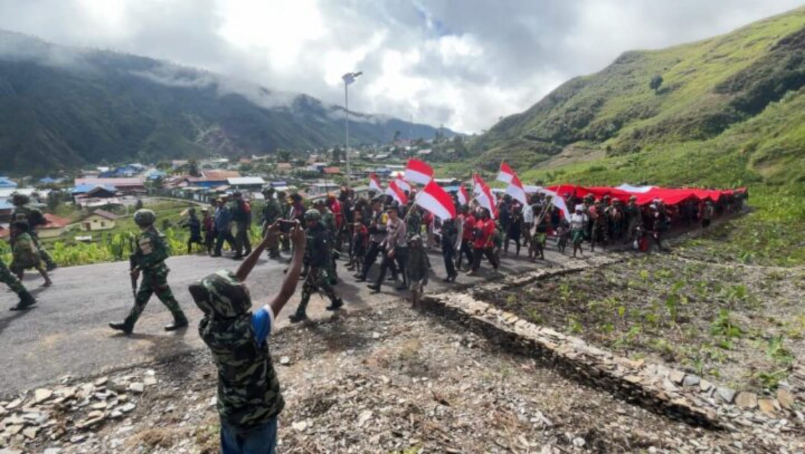 Peringatan Hari Lahir Pancasila, 800 Warga Puncak Jaya Kirab Bendera 50 Meter Peringatan Hari Lahir Pancasila, 800 Warga Puncak Jaya Kirab Bendera 50 Meter