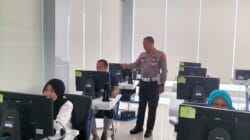 Tak Lagi Canggung dengan Polisi, Warga Tuban Kini Bebas Bertanya Soal SIM kepada Polantas Tak Lagi Canggung dengan Polisi, Warga Tuban Kini Bebas Bertanya Soal SIM kepada Polantas