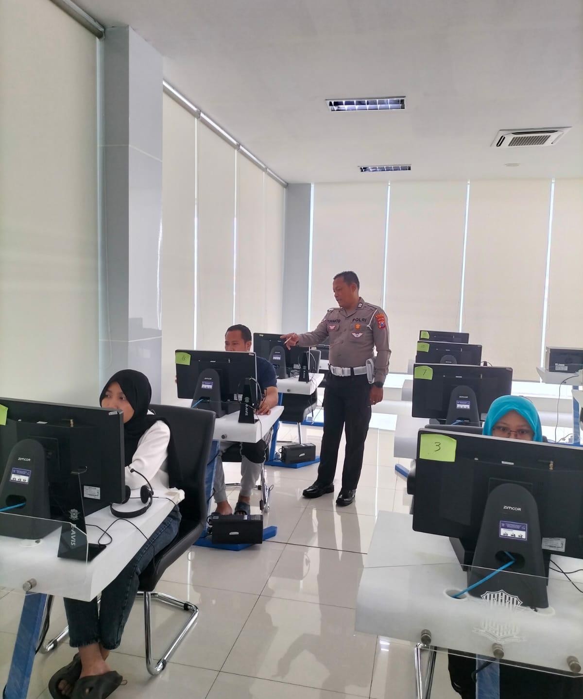 Tak Lagi Canggung dengan Polisi, Warga Tuban Kini Bebas Bertanya Soal SIM kepada Polantas