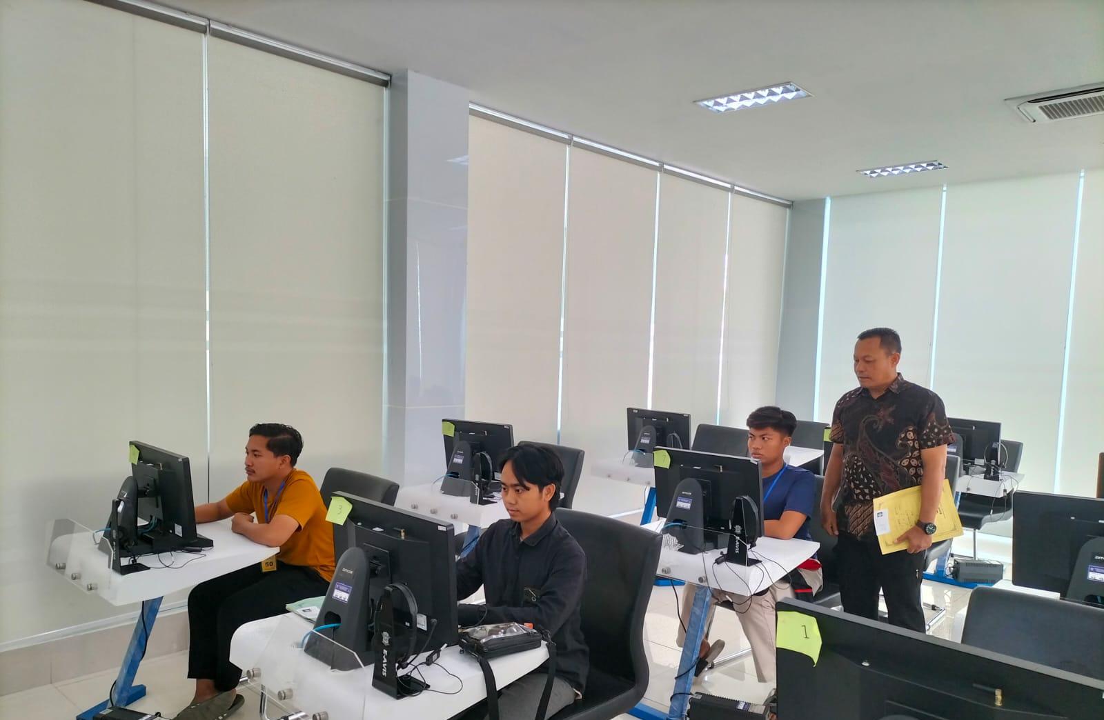 Awalnya Cuma Melintas, Pria di Tuban Ini Malah Lama Diskusi SIM dengan Polantas Tuban