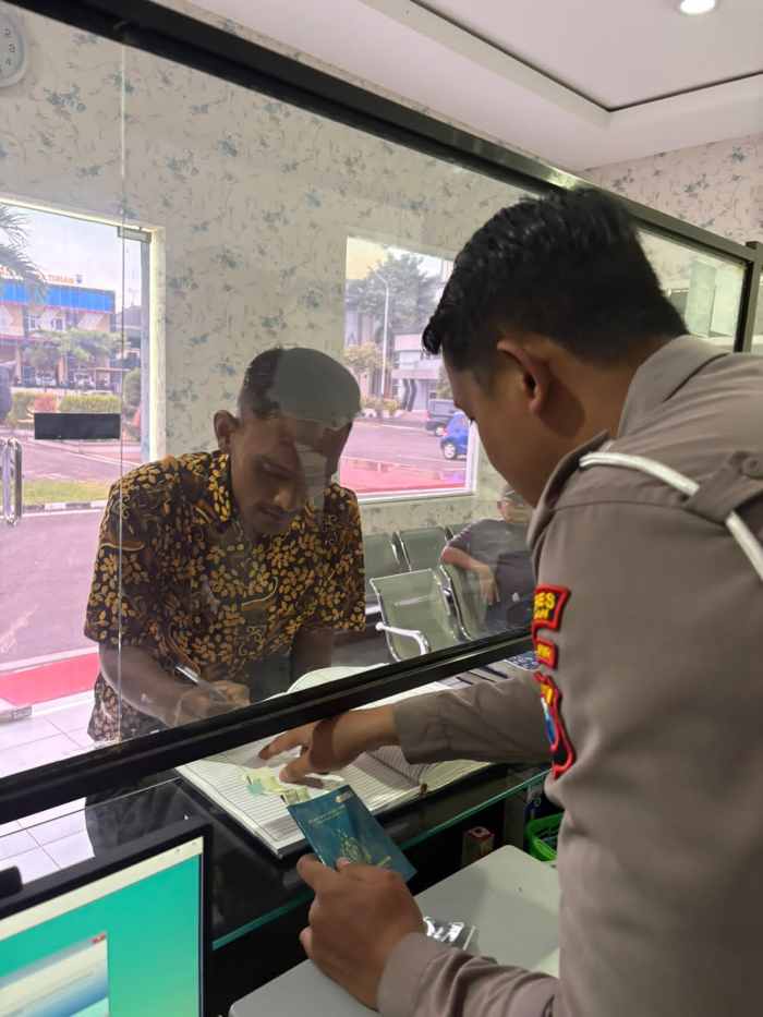 Di Tengah Ramainya Kota Tuban, Polantas Tuban Jadi Tempat Curhat Soal SIM, STNK, dan BPKB Di Tengah Ramainya Kota Tuban, Polantas Tuban Jadi Tempat Curhat Soal SIM, STNK, dan BPKB