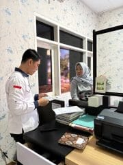 Ibu Rumah Tangga di Tuban Bisa Urus STNK Tanpa Ribet, Polantas Turun Lapangan