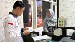 Ibu Rumah Tangga di Tuban Bisa Urus STNK Tanpa Ribet, Polantas Turun Lapangan