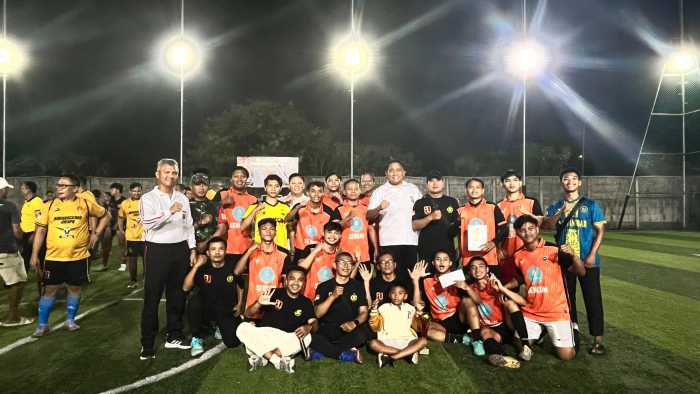 Puncaki Persaingan Ketat, Senkom FC Boyong Trofi Juara Puncaki Persaingan Ketat, Senkom FC Boyong Trofi Juara