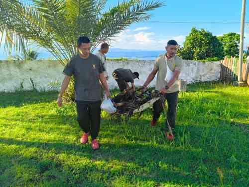 Jum’at Berkah, Personel Kodim 1505/Tidore Bersihkan Pesisir Pantai dan Lingkungan Kedaton Jum’at Berkah, Personel Kodim 1505/Tidore Bersihkan Pesisir Pantai dan Lingkungan Kedaton