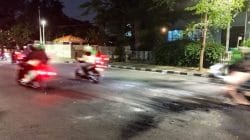 Asap Bakar Ban Selimuti Jalan Diponegoro, Sopir Ambulans RSCM Turun Langsung Tegur Massa LMND