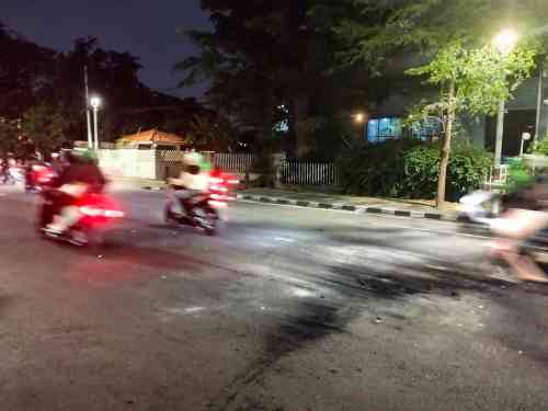 Asap Bakar Ban Selimuti Jalan Diponegoro, Sopir Ambulans RSCM Turun Langsung Tegur Massa LMND Asap Bakar Ban Selimuti Jalan Diponegoro, Sopir Ambulans RSCM Turun Langsung Tegur Massa LMND