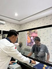 Pemandangan Hangat di Pinggir Jalan Tuban, Polantas Tuban Dikerubungi Warga yang Membawa Berkas BPKB
