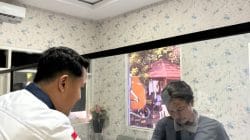 Pemandangan Hangat di Pinggir Jalan Tuban, Polantas Tuban Dikerubungi Warga yang Membawa Berkas BPKB
