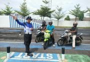 Bukan Operasi Kendaraan, Aksi Polantas Tuban Ini Justru Membuat Warga Tuban Rela Menepi