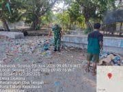 Peduli Lingkungan Pesisir, Babinsa Kodim 1505/Tidore Ajak Warga Bersihkan Sampah Plastik di Pantai Oba Tengah