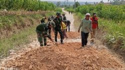 Babinsa Bubulan Bojonegoro dan Warga Kompak Perbaiki Jalan Dusun Maor Babinsa Bubulan Bojonegoro dan Warga Kompak Perbaiki Jalan Dusun Maor