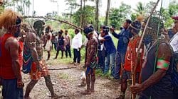 Dandim 1710/Mimika Ajak Warga Jaga Persaudaraan dalam Prosesi Perdamaian Perang Suku di Kwamki Narama Dandim 1710/Mimika Ajak Warga Jaga Persaudaraan dalam Prosesi Perdamaian Perang Suku di Kwamki Narama