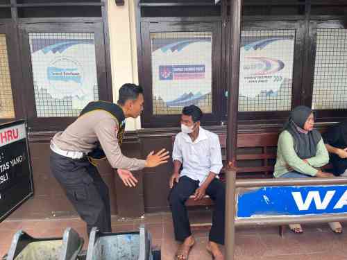 Pemandangan Tak Biasa di Tuban, Warga Antre Bertanya ke Polantas Tuban Soal SIM dan STNK