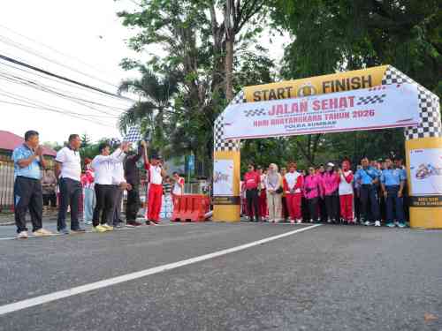 Polda Sumbar Salurkan 200 Paket Bansos di CFD Hari Bhayangkara ke-80