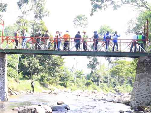 Dandim 0820/Probolinggo Letkol Inf Ribut Yodo Apriantono Pimpin Peninjauan Jembatan Garuda Merah Putih Di Wilayah Teritorial