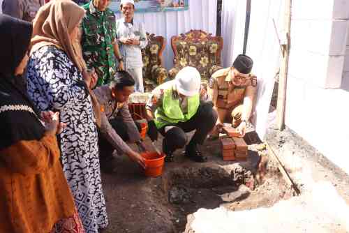 Kapolres Probolinggo Kota Letakkan Batu Pertama Bedah Rumah Warga Tongas, Wujud Kepedulian HUT Bhayangkara ke-80